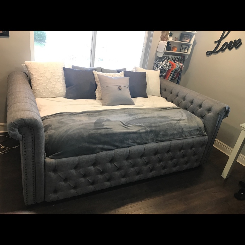 Day Bed. No Trundle. Full size